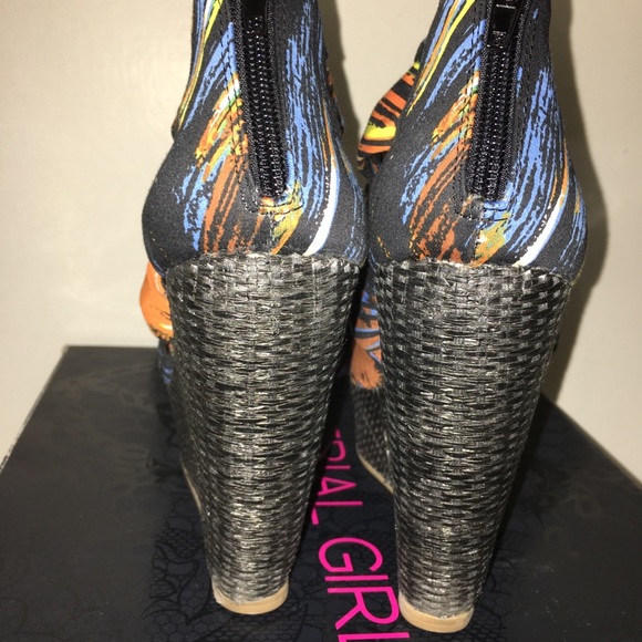 Material Girl “Tropical” black Wedge Sandals - Picture 5 of 7